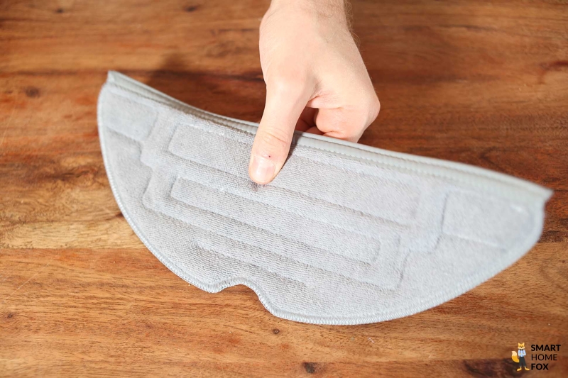 der qualitativ hochwertige Wischmopp des Roborock S8+ wird in den Händen gehalten.